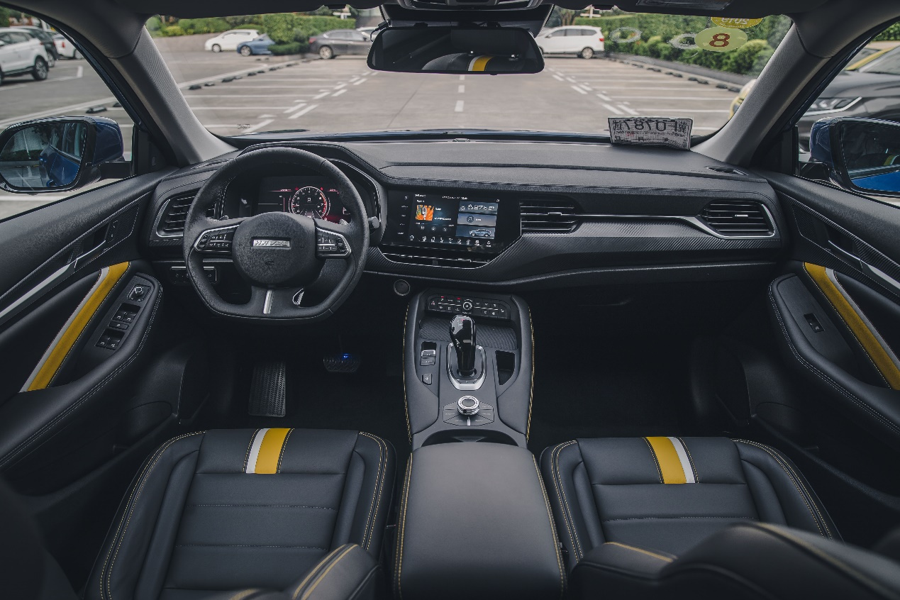 哈弗f7x中的碳纤维饰板色调更加深沉,镶嵌在车内饰中不会有突兀和廉价