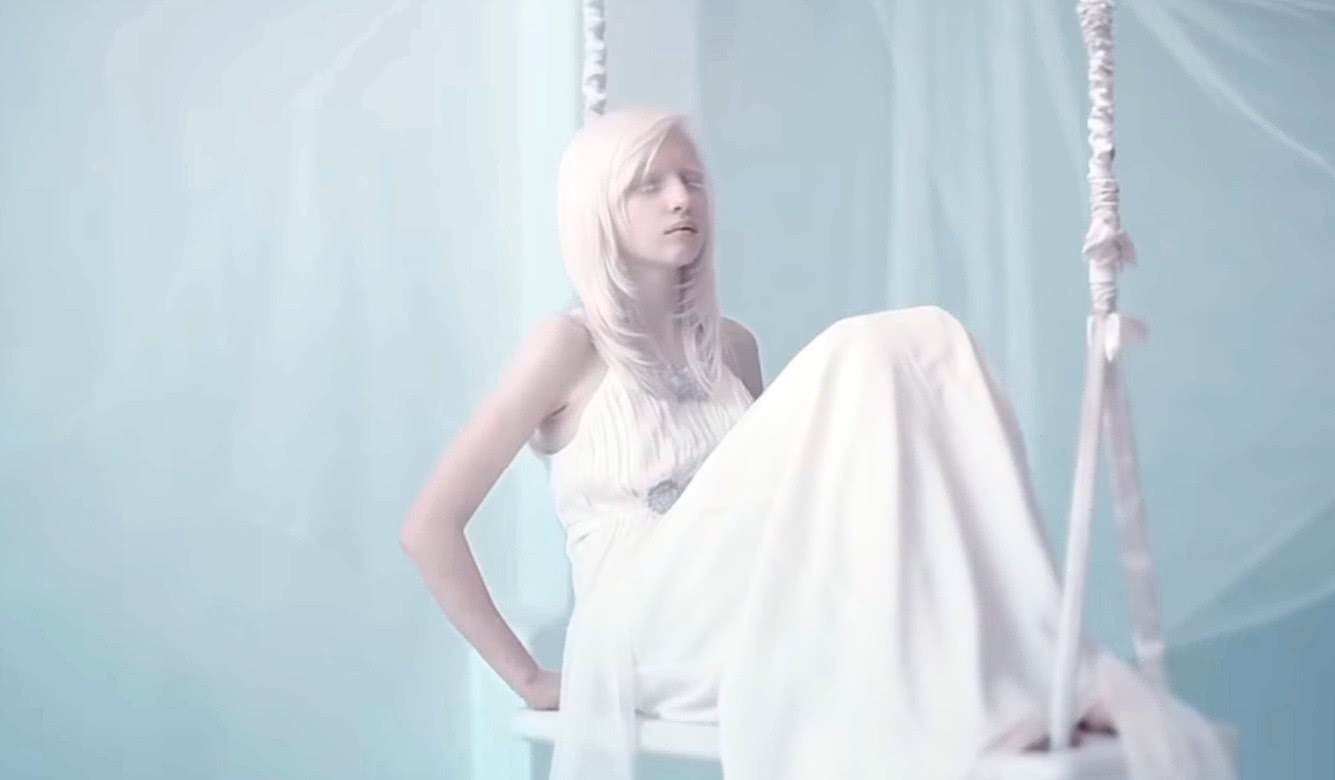 18岁女孩通体雪白天生紫瞳仙气飘飘宛如天使