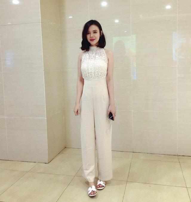 张嘉欣拍家庭温馨照,哈林为抢镜完全遮挡宝宝容颜,露出灿烂微笑