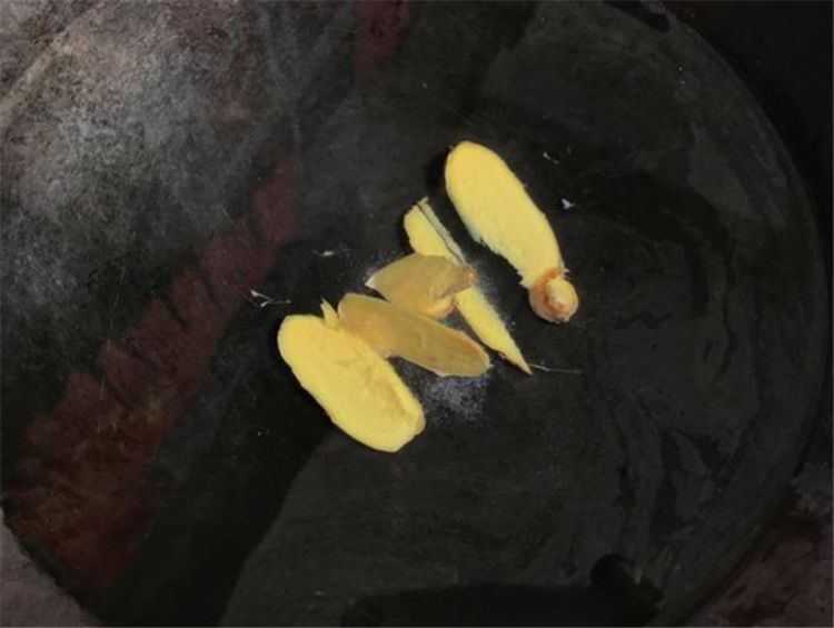 1,购买回来的狗爪螺使用清水,多次的磨洗干净.