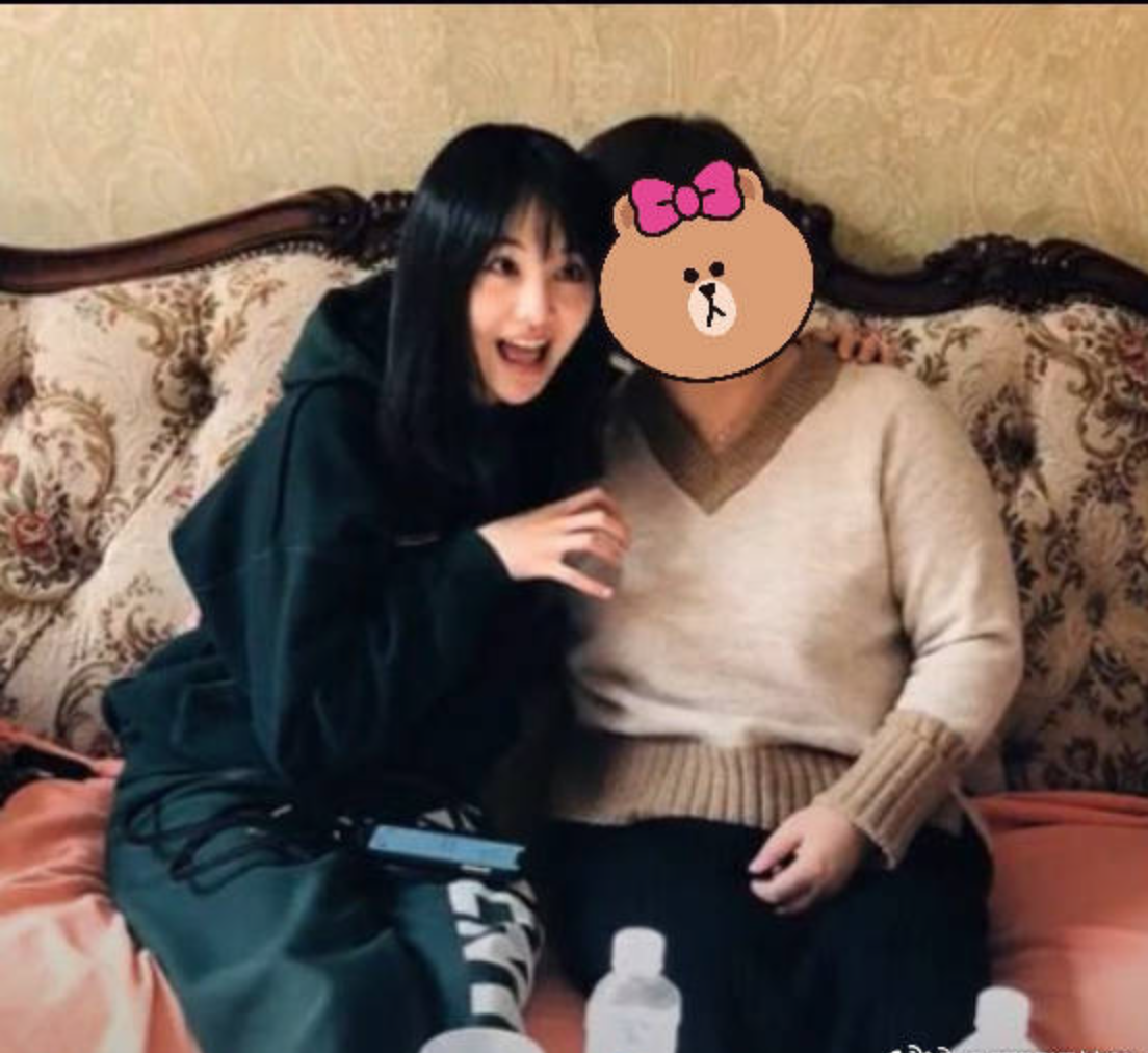 郑爽过年走亲戚,脸上长肉好可爱,和家人合照调皮做鬼脸