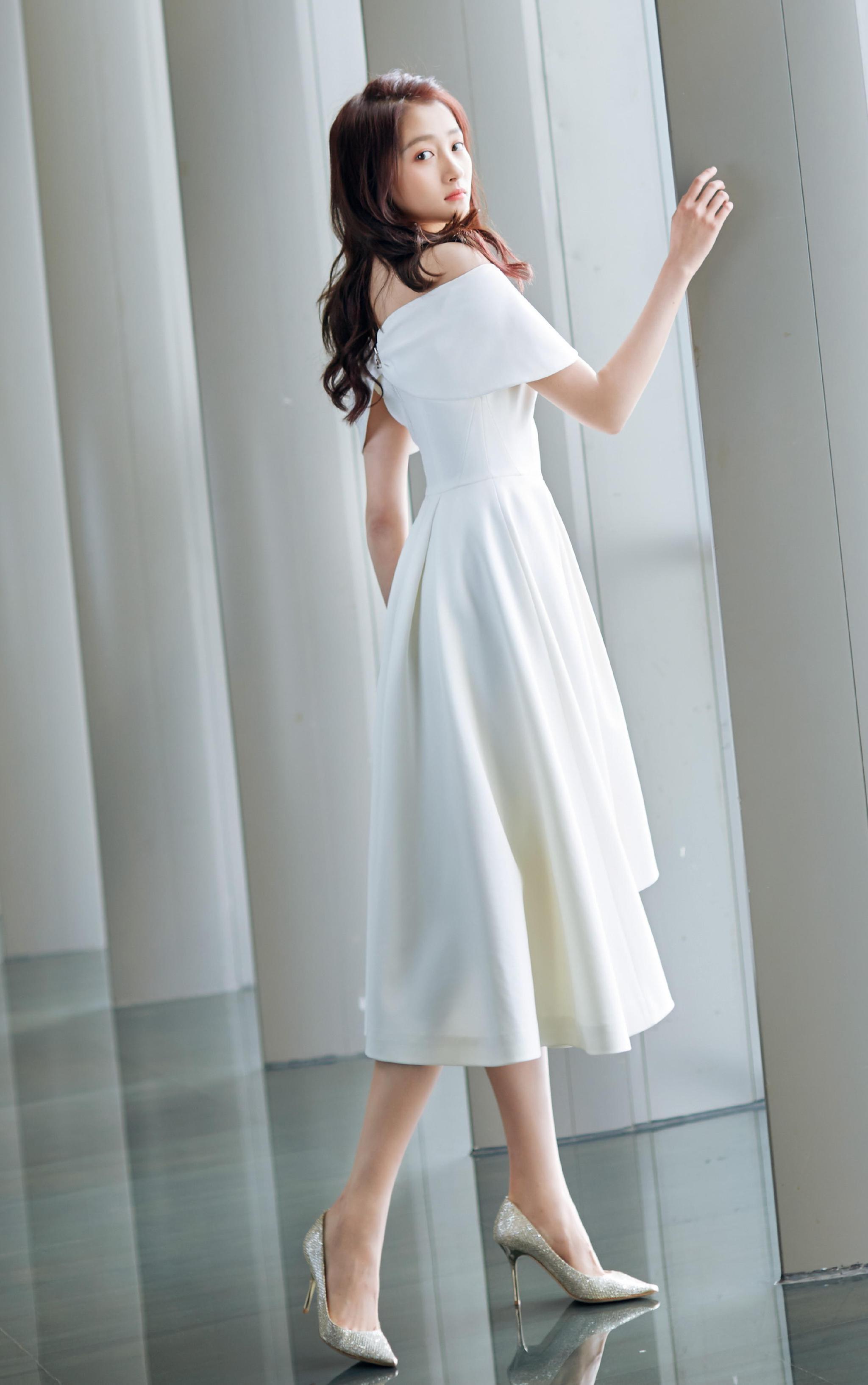 关晓彤身穿气质连衣裙,露出纤细大长腿,尽显小女人姿态