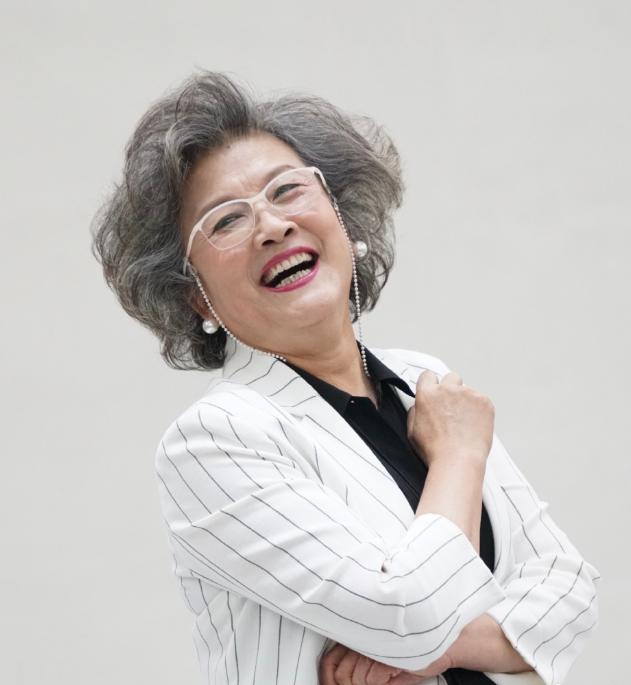 67岁宋春丽晒近照,满头银发笑容慈祥,换上西装颇显精致干练!