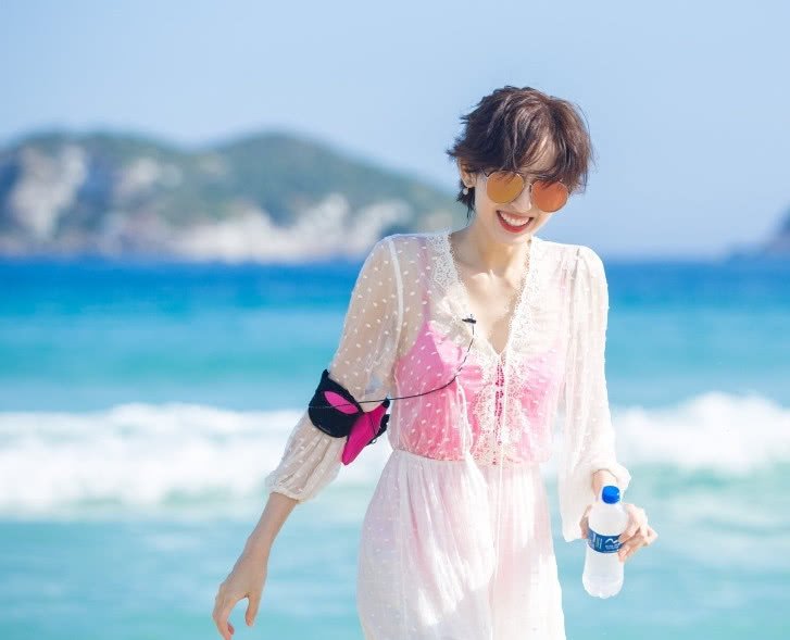 古力娜扎泳衣戏水,看了后背暴露内心真实想法,原来这么"闷骚"