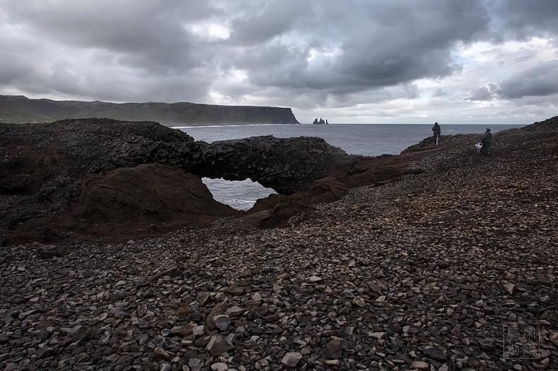 一个粉红色海滩,一个黑色沙滩,都吸引了大量的游客