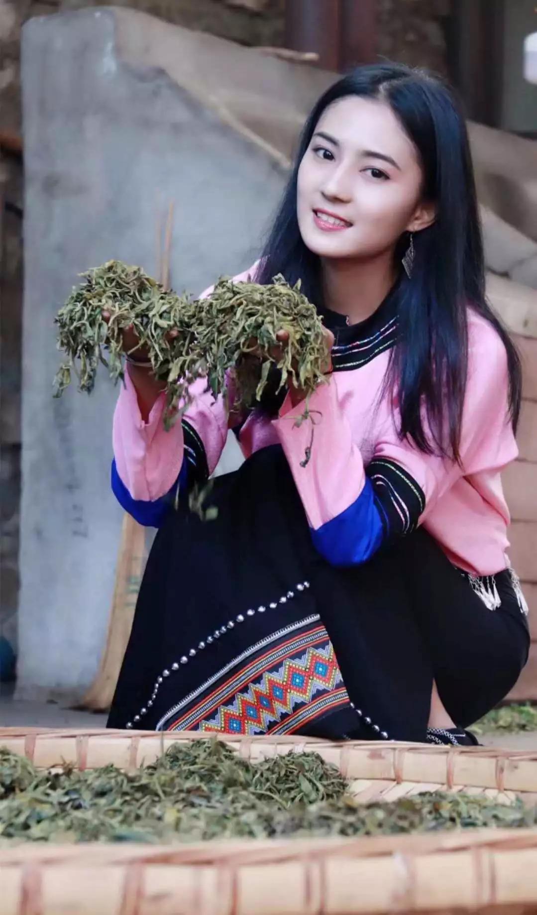 今天我们要给茶友们介绍的,是有着"小迪丽热巴"之称的佤族美女茶艺师