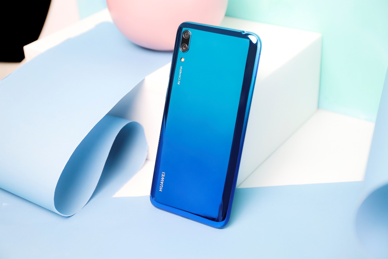 华为畅享9年轻首选:渐变色机身与珍珠屏的绝美融合