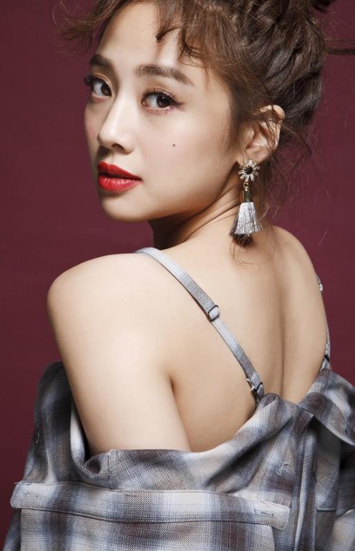 亲生母亲将她当成"提款机",公司逼她整容,今29被何炅宠成公主