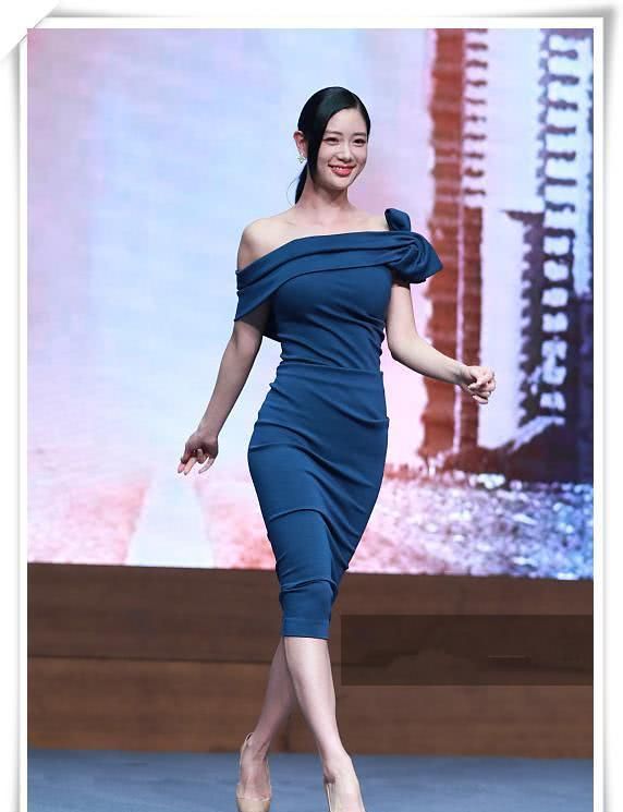 当克拉拉穿紧身裙玩半蹲的那一刻我才见识到真正s型身材长啥样