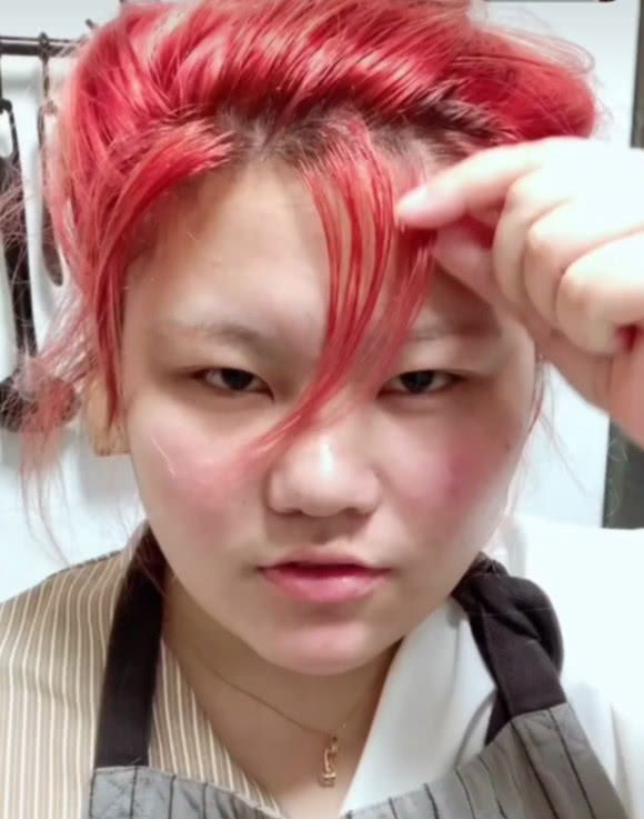 300斤胖妹化妆走红,易容换头太skr,网友:再也不网恋了!