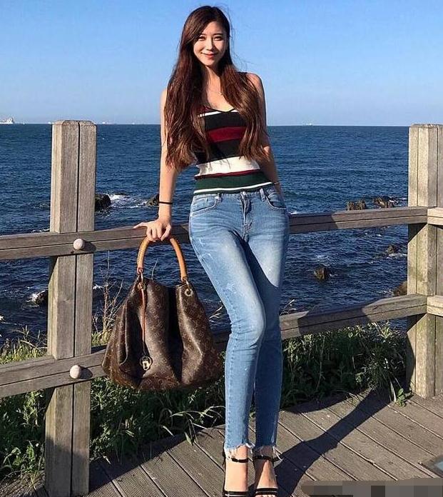 紧身牛仔裤的设计让你在显瘦中获得高挑的身材,裤腿的线条相