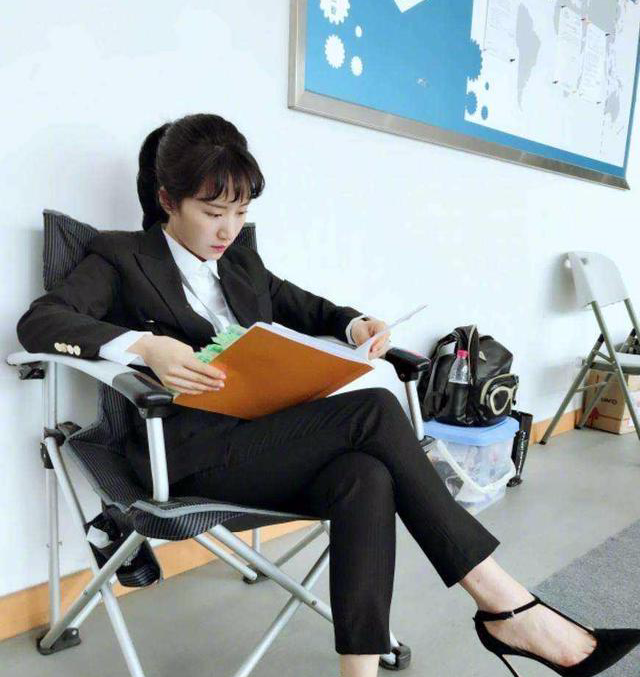 李念《都挺好》自带私服,奢侈品随处可见,被批与原著人设不符