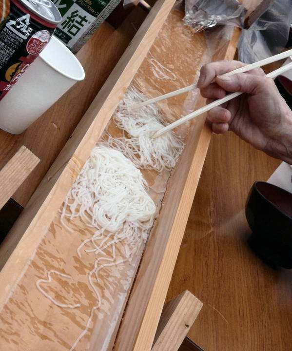 火爆日本的流水素面一群人抢一坨面网友吃的全是口水