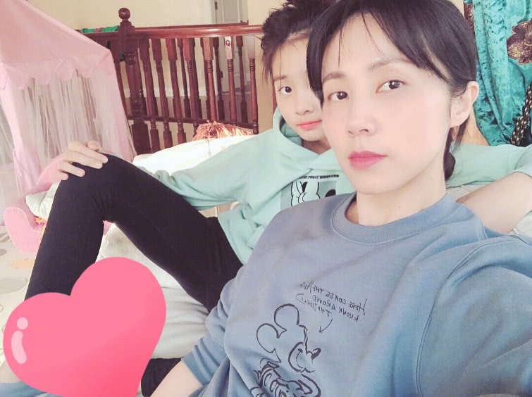 孙莉晒和大女儿搞怪合影,母女俩越来越像姐妹,妈妈俏皮女儿可爱