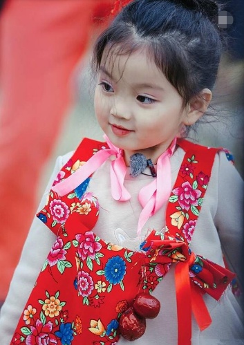 四岁出道挣钱养弟弟,冬天深夜拍淋雨戏,父母片场一旁悠闲玩手机