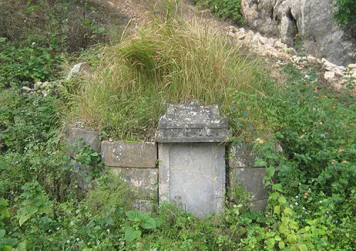 农村有句老话,"坟对上,门对下.男对凸,女对凹",什么意思?