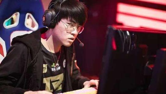 rng姿态退役,泪洒rng六周年现场,老ig全员断开连接!