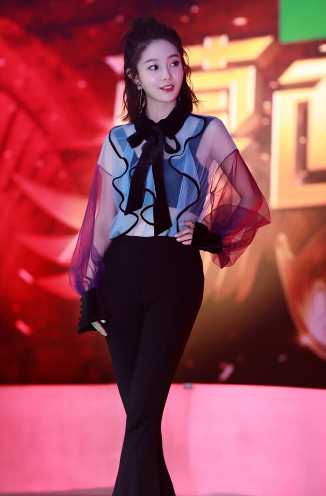 江苏主播陈烁这是啥腰?皮衣领口都塞得进去,简直上衣当裙子穿!