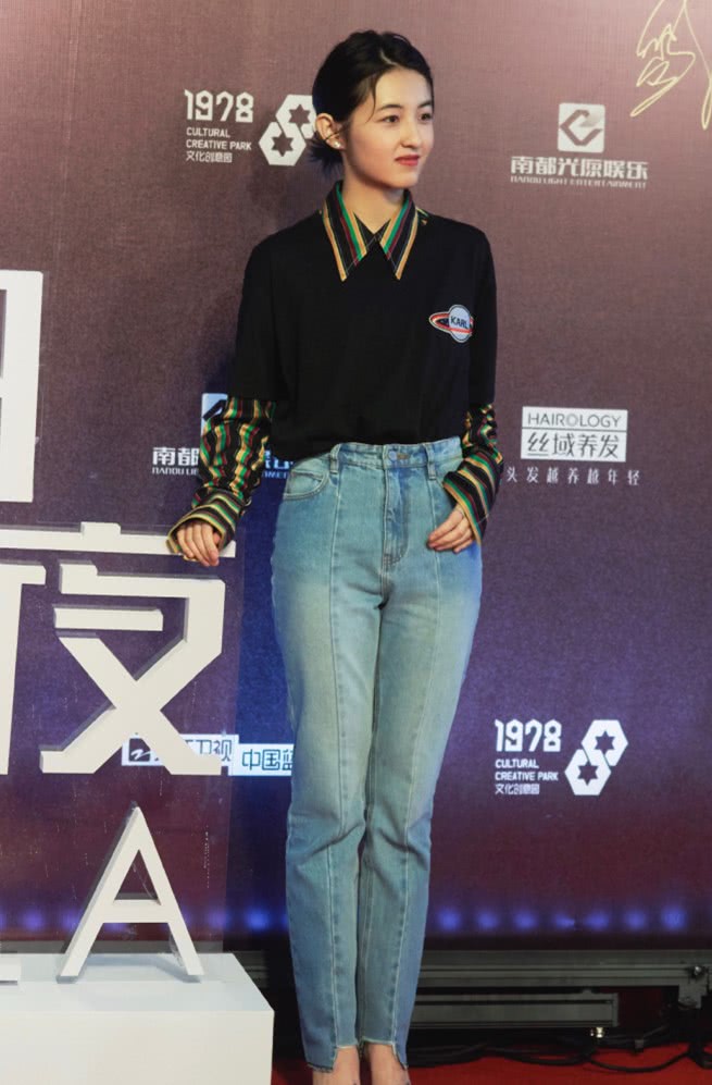 李依晓真敢穿!为炫腹上身只穿一件裹胸,个性搭配就服你!