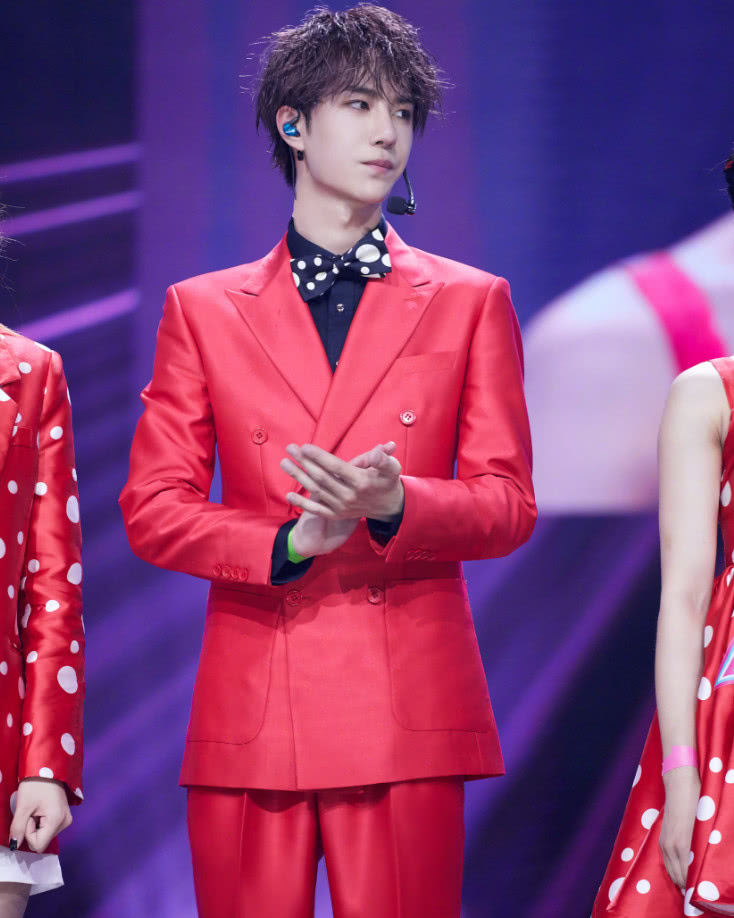 王一博身穿红色西装配波点领结,一身红衣让人惊艳,帅气又可爱