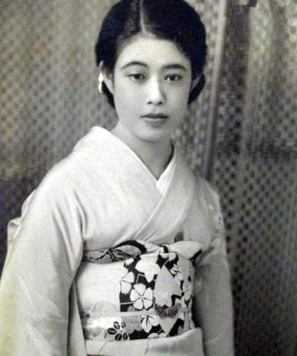 时间到了1925年,康有为已经是68岁的老头,而市冈鹤子才30岁,正是如狼