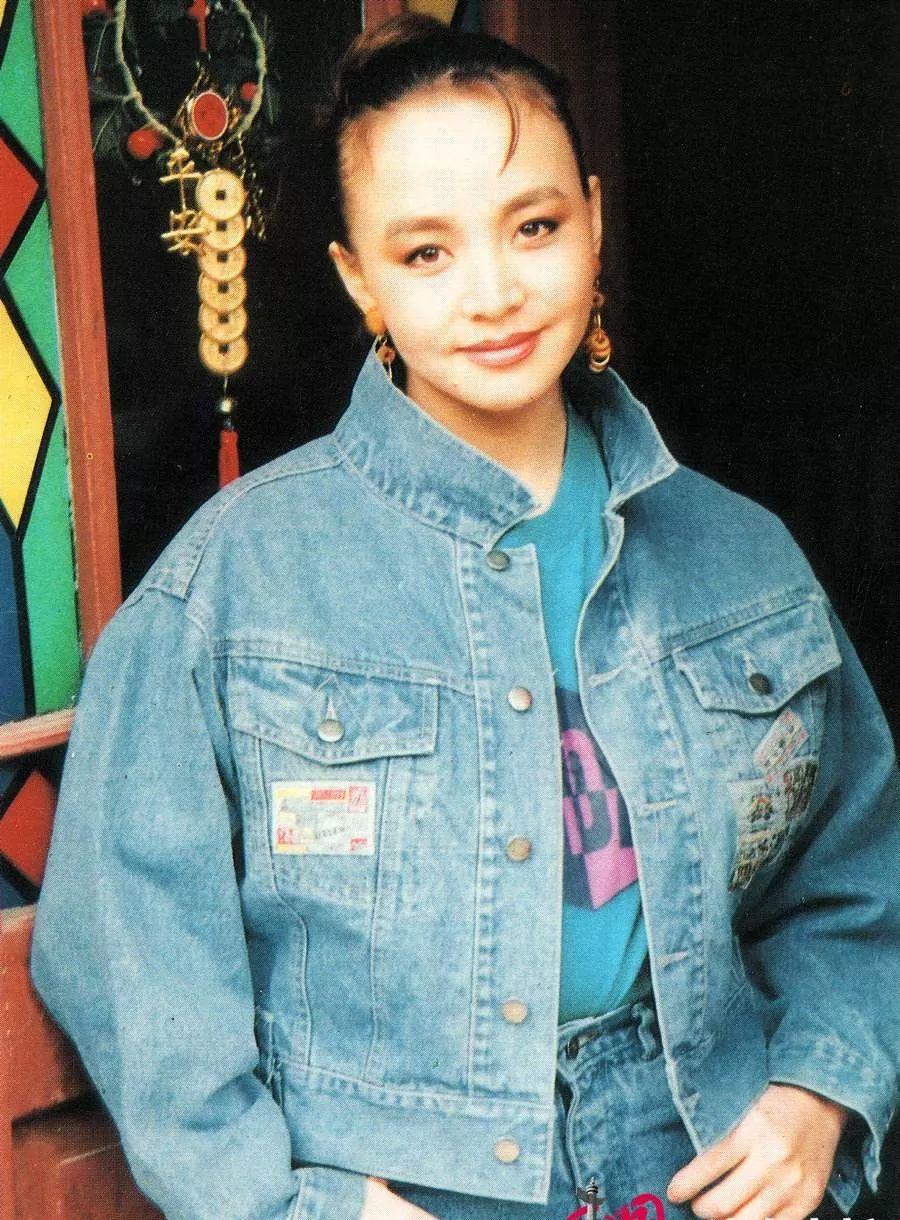 宋丹丹年轻比基尼照片曝光!火辣身材堪比国模,年轻颜值不输小花