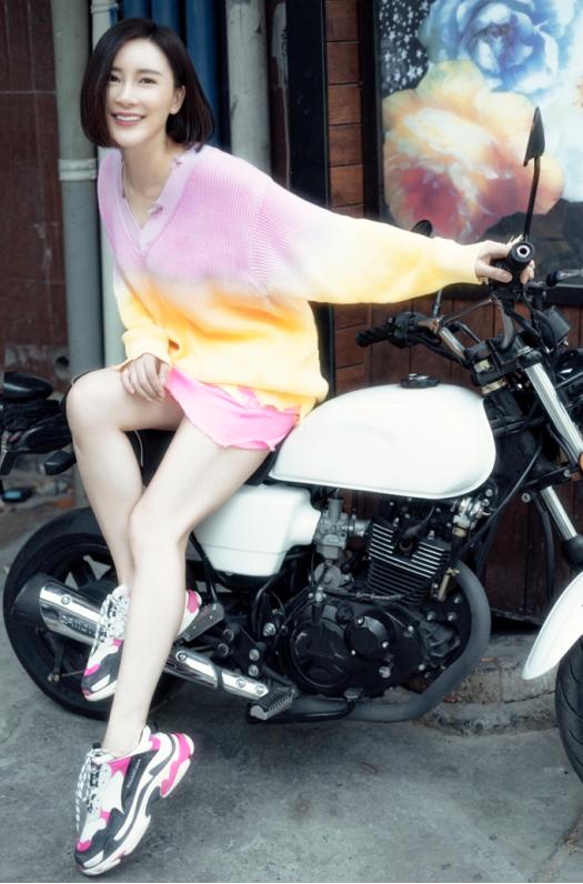 杨舒婷胶原蛋白街拍曝光 气质完美仿佛纯氧制造机