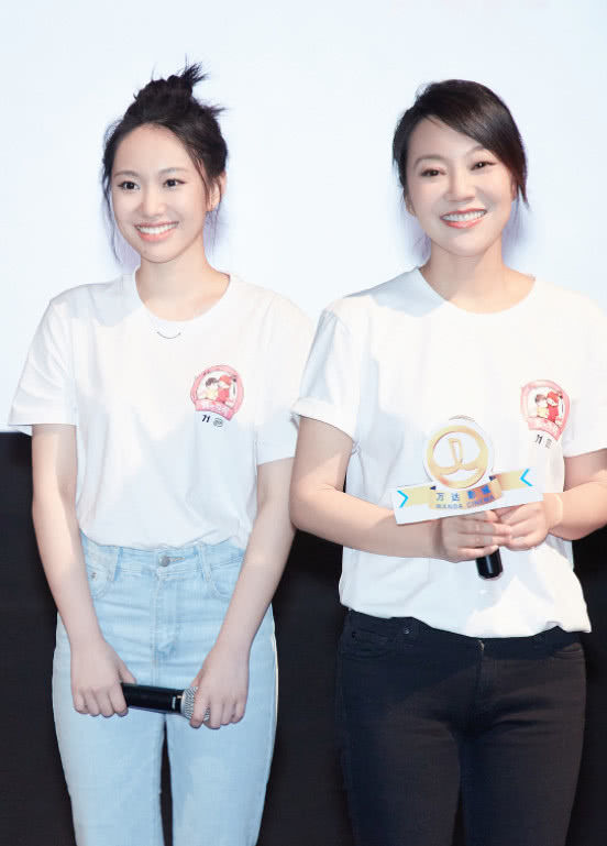 47岁闫妮好身材真的不输她女儿,母女似姐妹,果然一瘦全都有