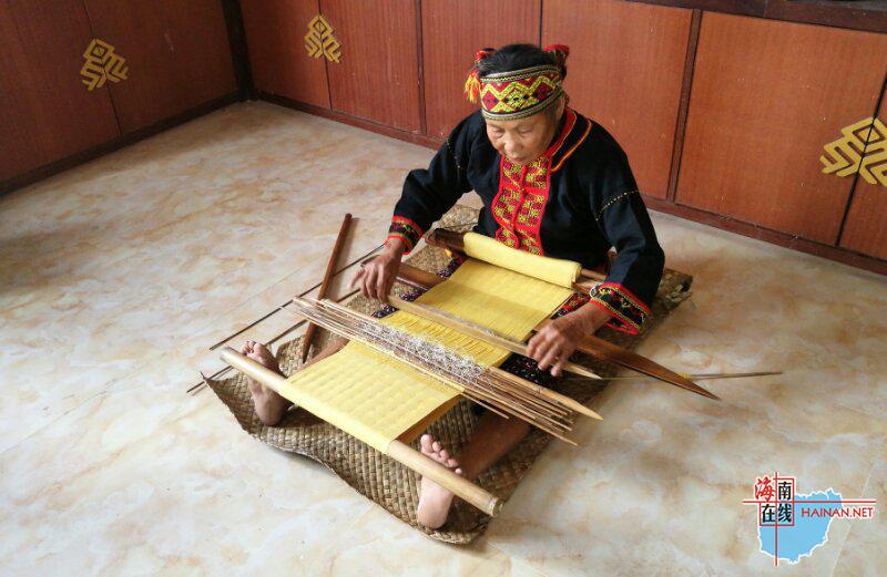 正文            海南黎锦传承人—容亚美.