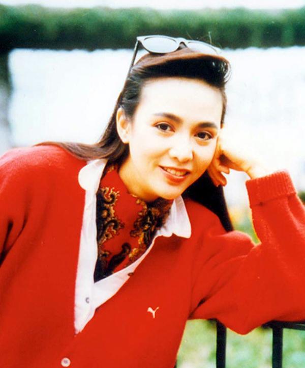 1957年出生的郑裕玲,19岁就进入了娱乐圈,那时候的郑裕玲可谓是美得