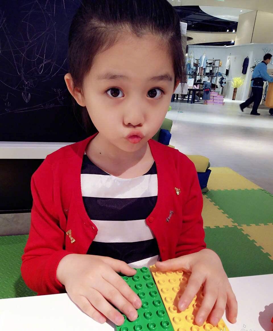 8岁一夜爆红, 为达父母要求工作一年不停歇, 年仅9岁身体已垮!