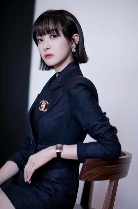 宋茜藏青色包臀裙搭配长靴 这一身"戎装"帅气十足 大秀好身材__财经