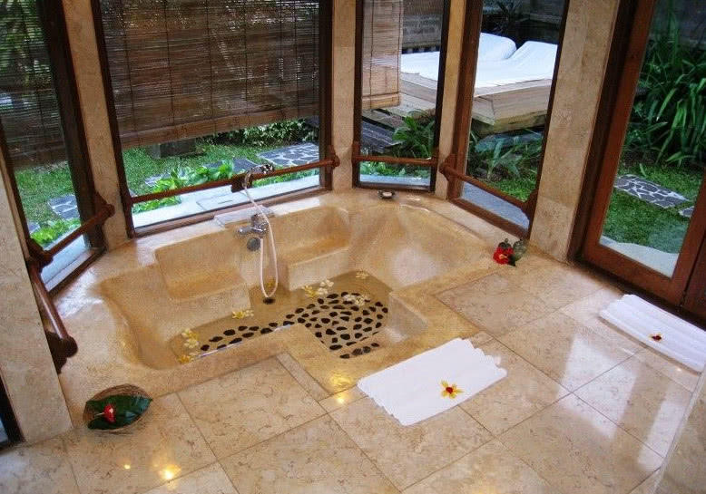 一楼邻居做下沉式浴缸,头回见卫生间也宽敞了,物业:这是偷面积