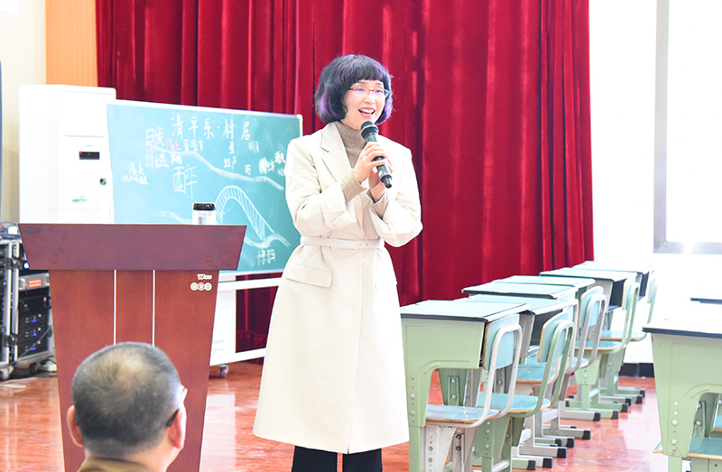 最后,汪校长还结合张娅老师的课例向与会老师分享了主题阅读的核心课