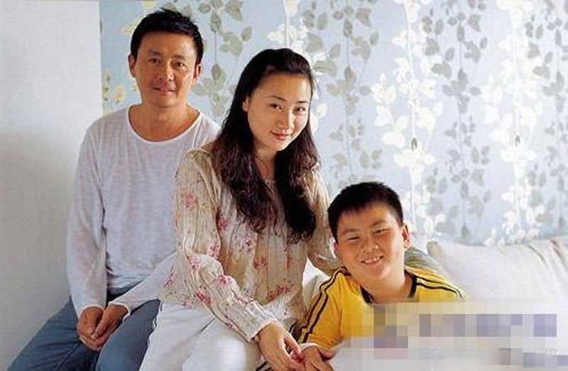 长得帅气又专情,小6岁老婆是他的初恋,今53岁越来越不红了|张子健