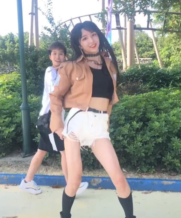 女装大佬艾比街头热舞走红看到他的穿着后网友我恋爱了