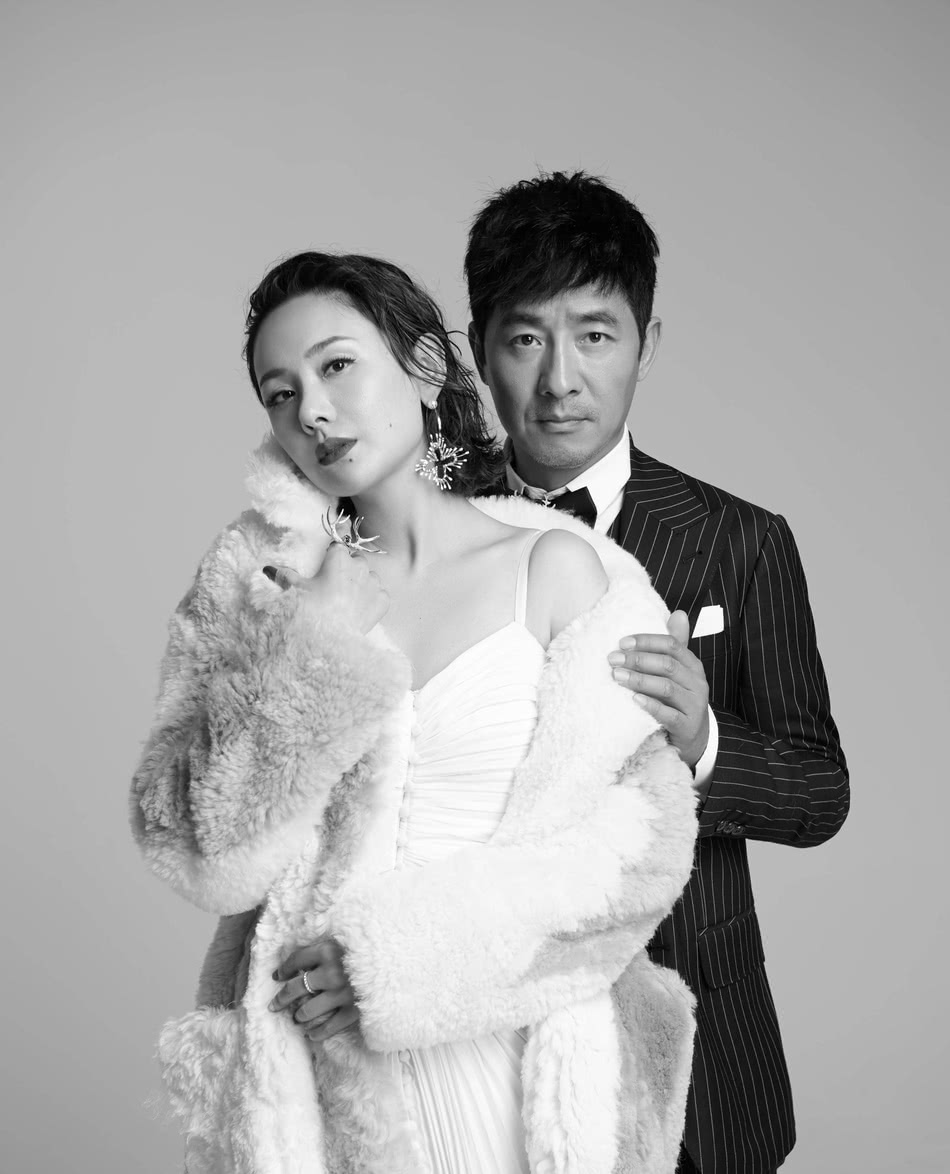 郭晓冬终于开窍了,与妻子程莉莎合体拍大片,甜蜜互动超有爱!