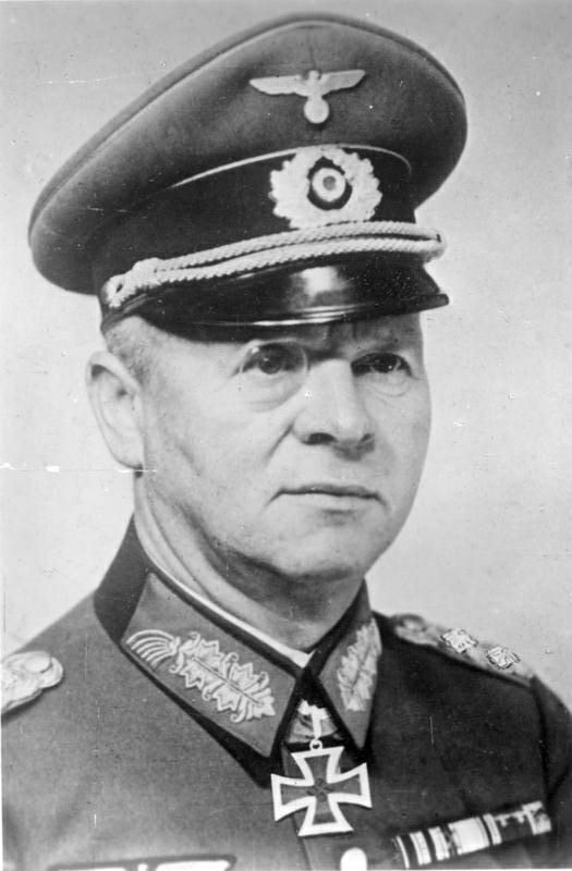 1941年夏季施图姆上将正在与当时的德国元帅博克讨论前线战情.