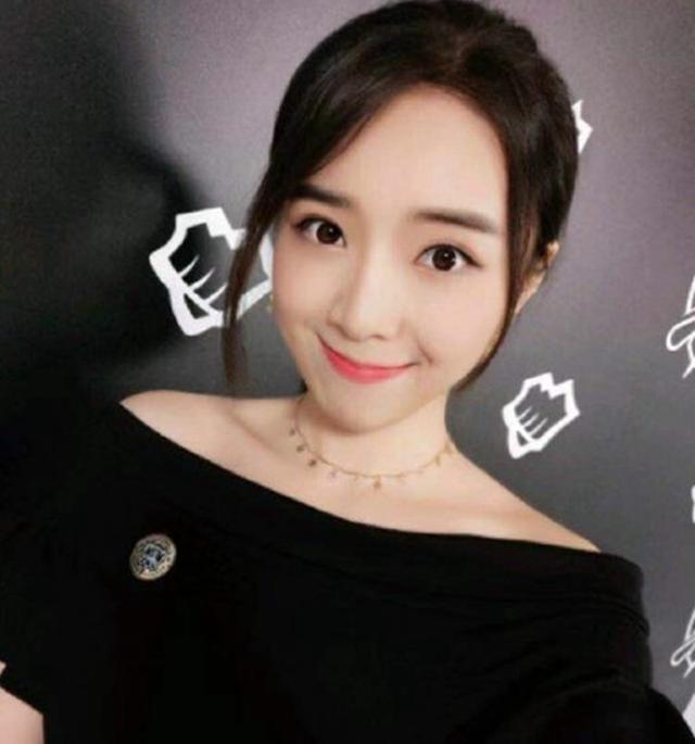 斗鱼余霜发表德杯感言:随身带水枪,滋醒大庭广众喊我阿姨的!