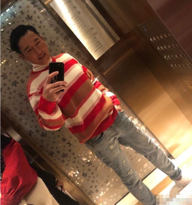 53岁吕颂贤近照,曾扮演"令狐冲"成经典,男神气质依旧英俊帅气