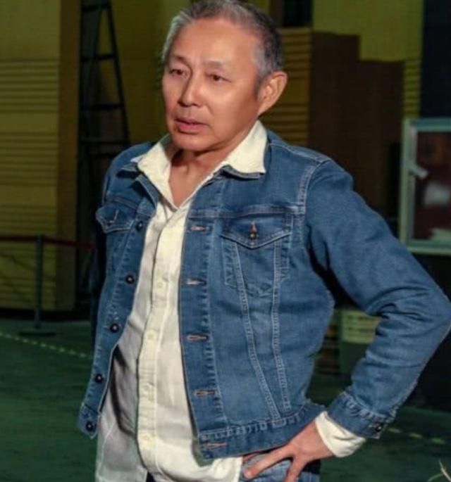 63岁陈道明近况,牛仔套装现身助阵话剧表演,满头白发略显沧桑