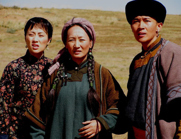 她长得漂亮被拉去演戏为家庭放弃事业却被离婚今56岁还单身