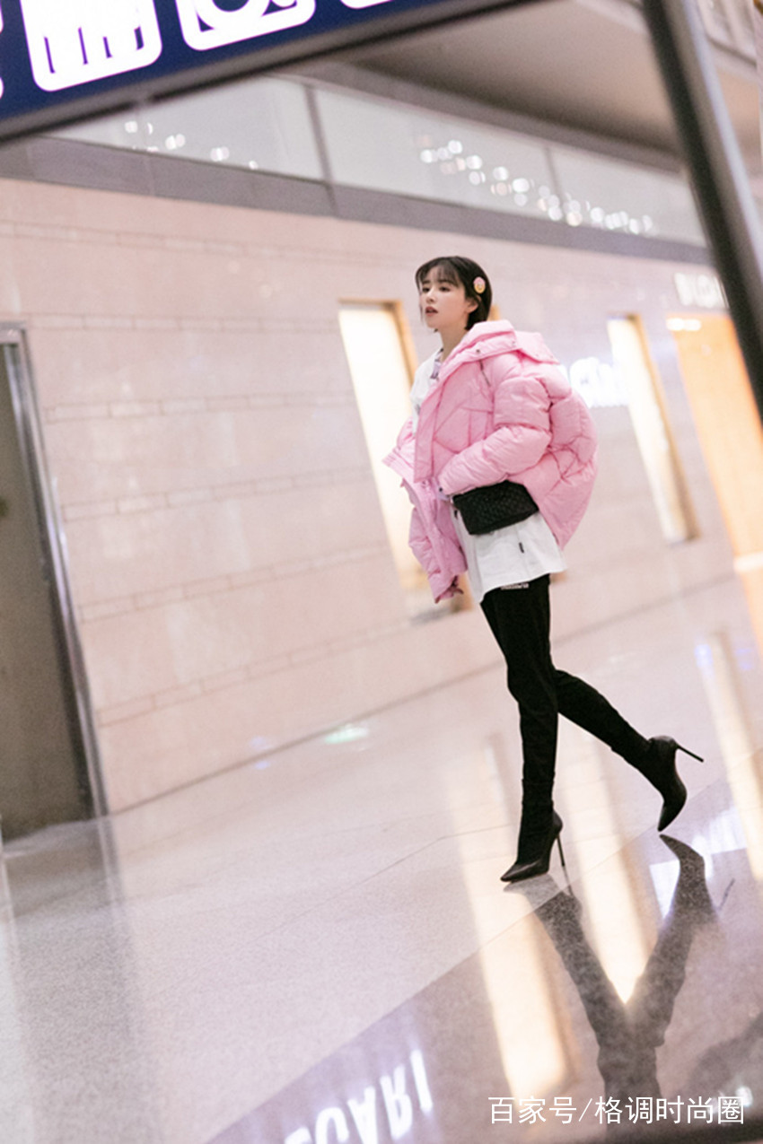 阚清子不得了,粉色棉衣配紧身裤腿细的不真实难道过了个假年?