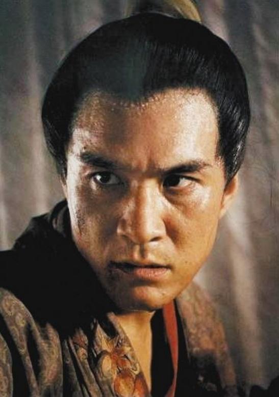 他因一张照片被北电拒绝, 演坏人被骂多年, 如今与妻子闪婚超幸福