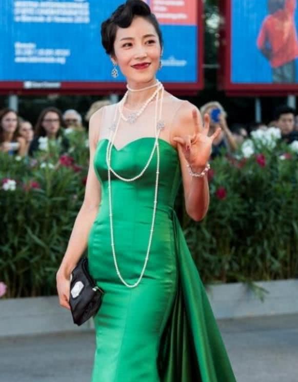 景珂走红毯摔出了"吸奶器"被扶惨遭咸猪手,网友:心疼!