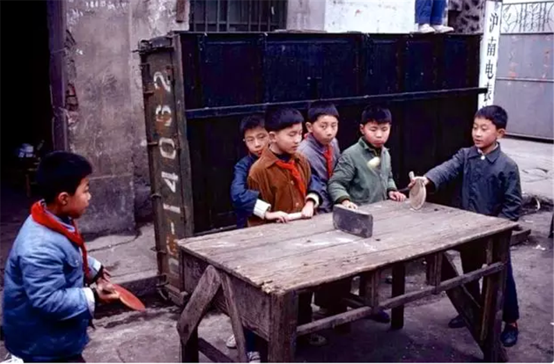 这是70年代孩子的娱乐方式,一张桌子,上边儿放一块砖头,就可以当成