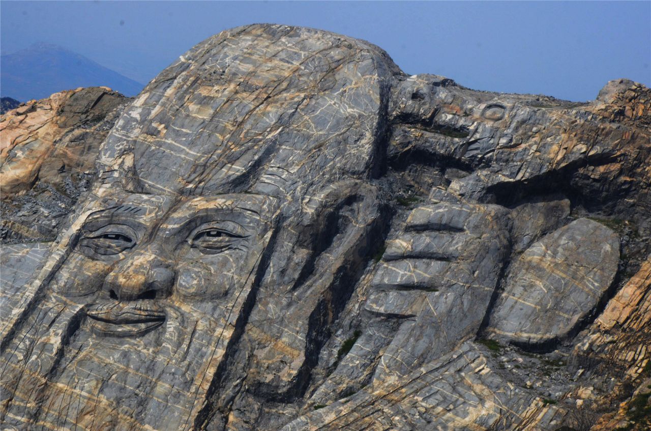 世界最大的山体雕刻长这样,鼻孔像山洞,还被列入吉尼斯世界纪录