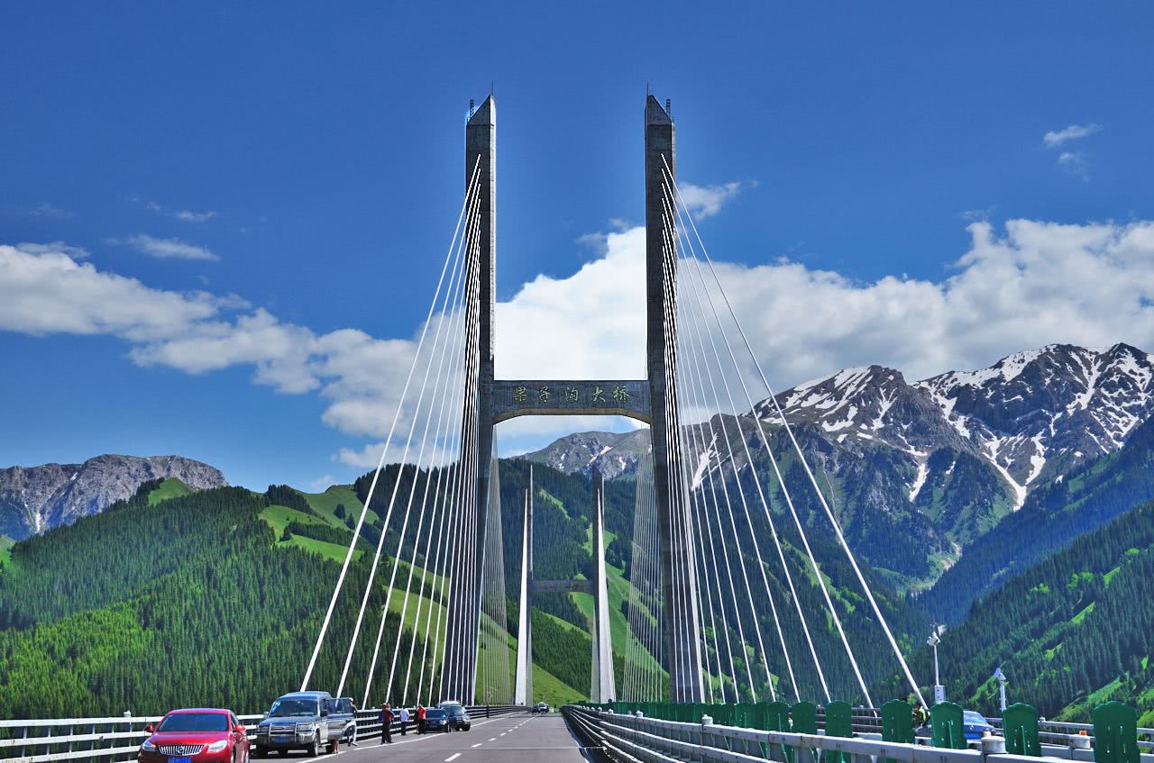 新疆第一座斜拉桥,全国首座公路钢桁梁斜拉桥,全长约700米