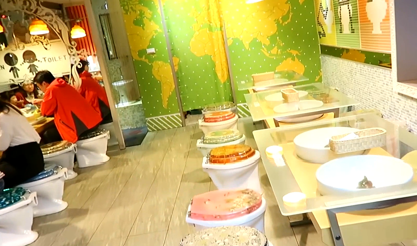 与美食"粪"战到底,厕所主题餐厅,食物盛在马桶里?能吃下去吗