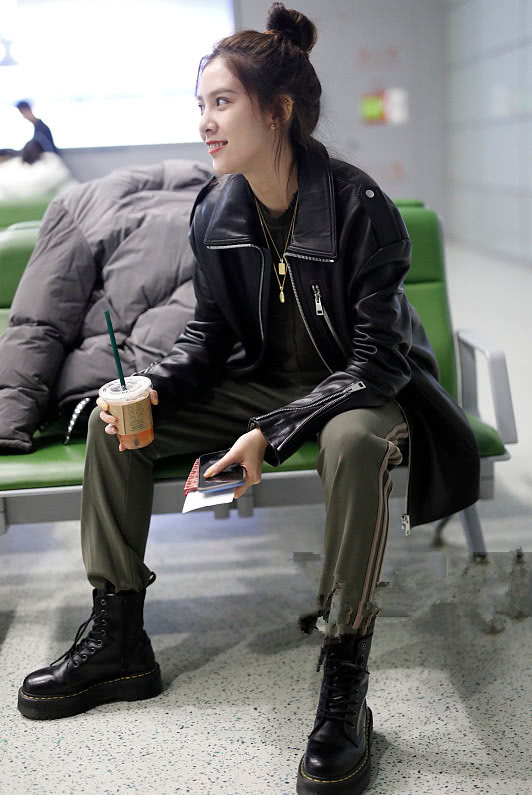 宋妍霏又任性23岁顶着丸子头脚踩马丁靴出门效果却出奇的好